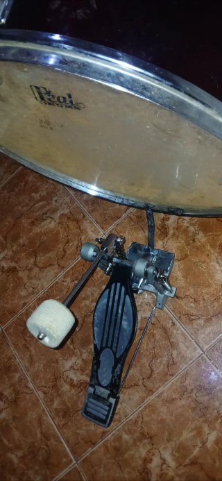 Bombo con el alzador de bombo para el pedal