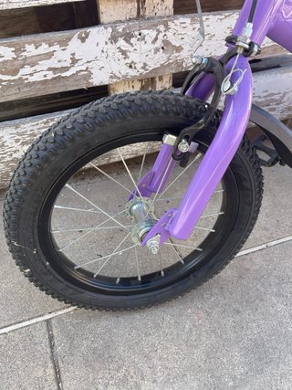 Bicicleta niña morada con cesta