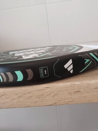 Pala de pádel Adidas Bisoke Light sin estrenar