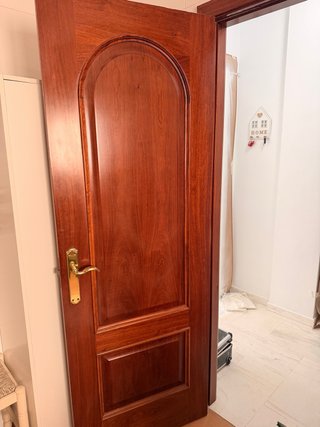 Puerta de madera maciza lacada