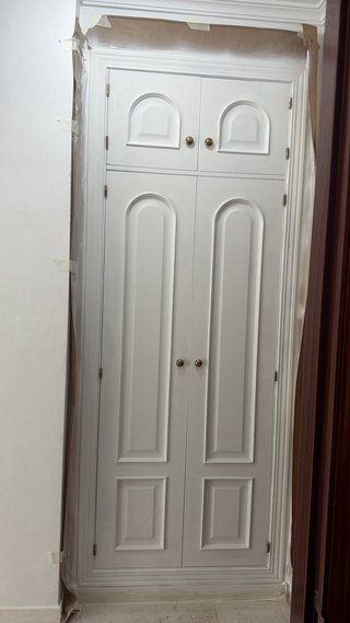 Puerta de madera maciza lacada