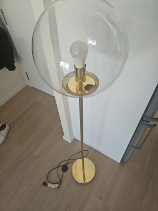 Lámpara de pie dorada con globo de cristal
