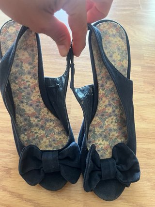 Zapatos de tacón negros con lazo