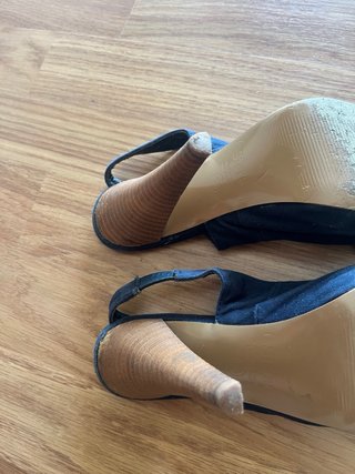 Zapatos de tacón negros con lazo
