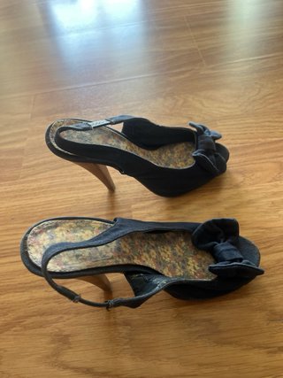 Zapatos de tacón negros con lazo