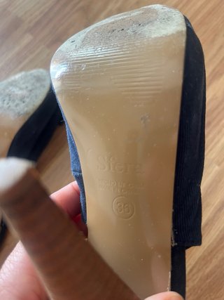 Zapatos de tacón negros con lazo