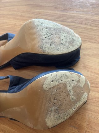 Zapatos de tacón negros con lazo