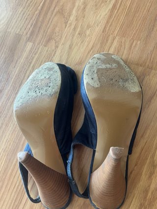 Zapatos de tacón negros con lazo
