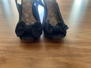 Zapatos de tacón negros con lazo