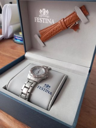 Reloj Festina con caja y 2 correas