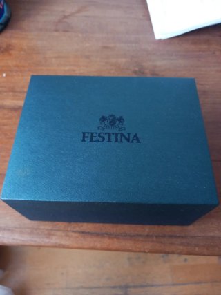 Reloj Festina con caja y 2 correas