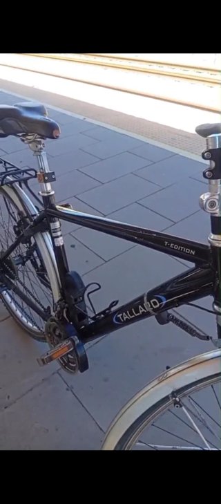 Bicicleta negra con portaequipajes