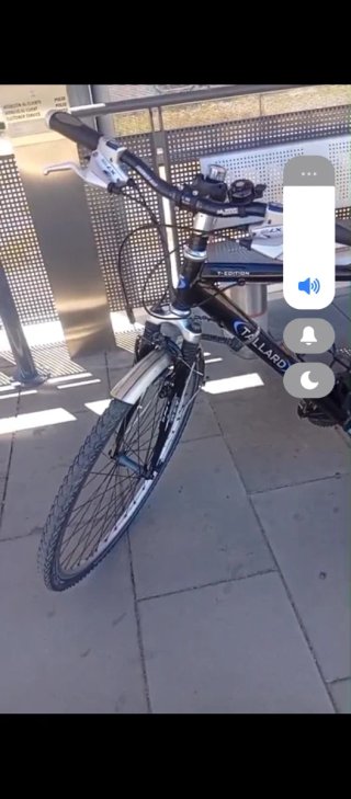 Bicicleta negra con portaequipajes