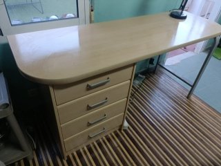 Escritorio de madera y de hierro