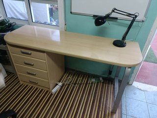 Escritorio de madera y de hierro