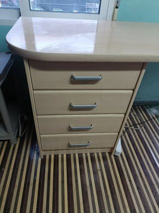 Escritorio de madera y de hierro