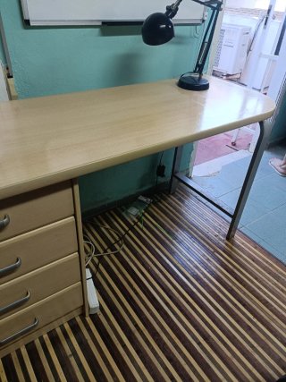 Escritorio de madera y de hierro