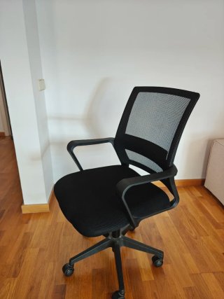 Silla de oficina ergonómica negra