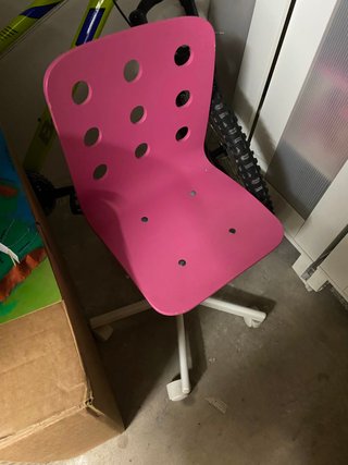 Silla rosa con ruedas