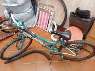 Bicicleta infantil azul y blanca