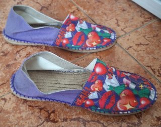 Alpargatas moradas con estampado de corazones