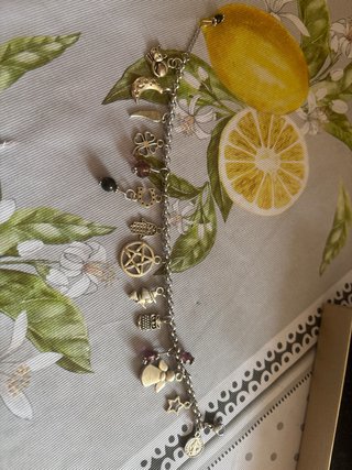 Pulsera estilo bruja con amuletos