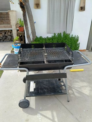 Barbacoa de carbón negra y gris