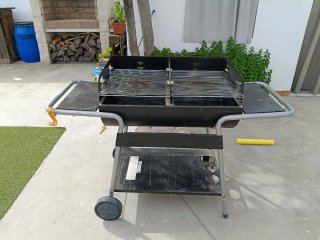 Barbacoa de carbón negra y gris