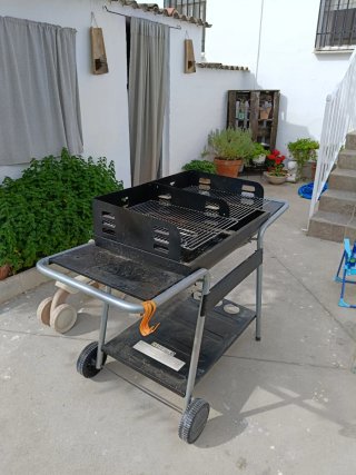 Barbacoa de carbón negra y gris