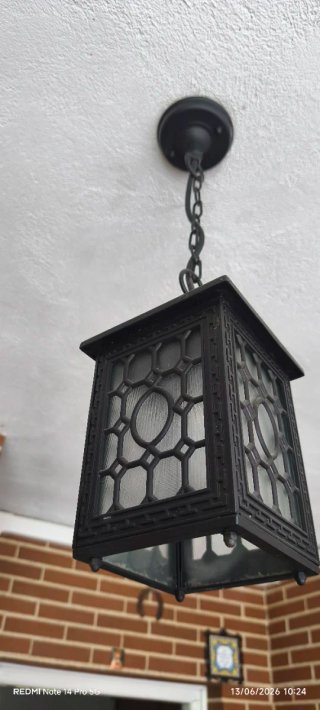 Lámpara de metal negra colgante