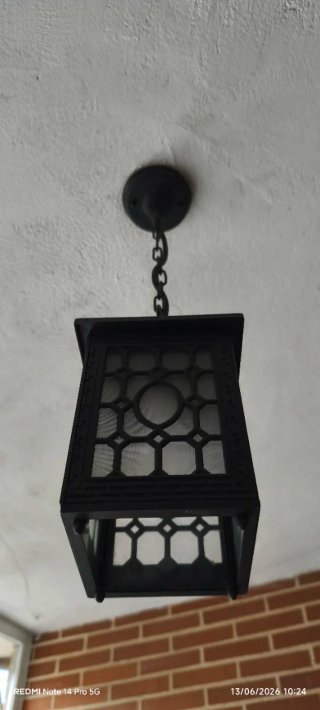Lámpara de metal negra colgante