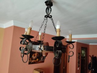 Lámpara rústica forja y madera.