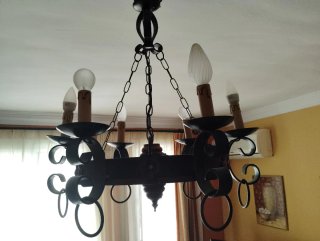 Lámpara rústica forja y madera.