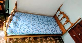 Cama de madera antigua