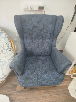 Sillón orejero azul y gris estampado