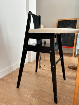 Trona de madera negra con bandeja