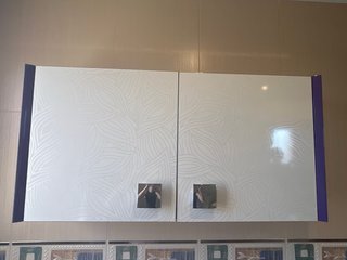 Mueble de pared blanco y morado brillo