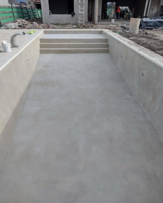 Piscina de obra mármol y piedra