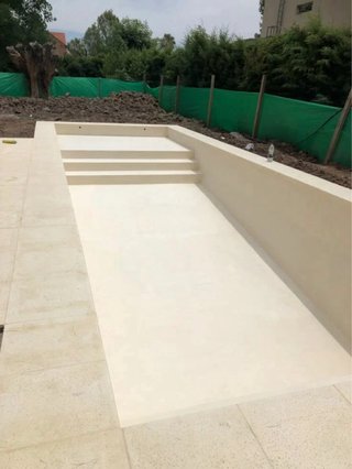 Piscina de obra mármol y piedra