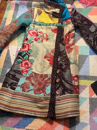 Cappotto Desigual Multicolor e due tailleur Motivi