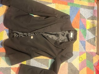 Cappotto Desigual Multicolor e due tailleur Motivi