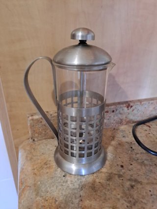Cafetera de émbolo de cristal y metal