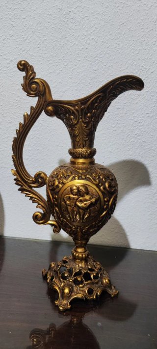 Jarra decorativa dorada con relieve