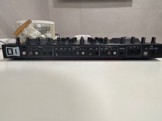 Controladora DJ Traktor Kontrol S4 MK1
