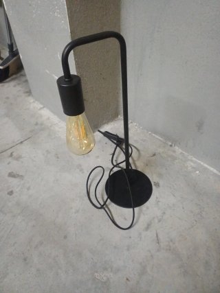 Lámpara de mesa negra estilo industrial