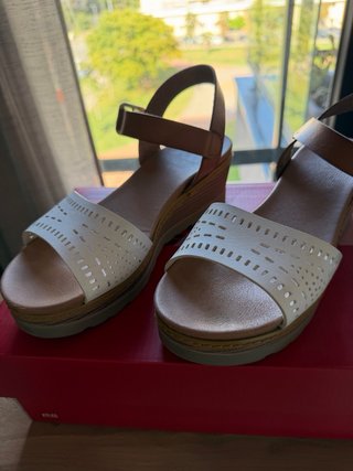 Sandalias blancas y marrones con cuña