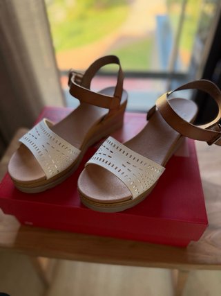 Sandalias blancas y marrones con cuña