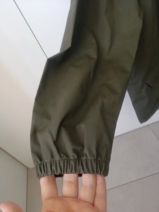 Chubasquero verde militar