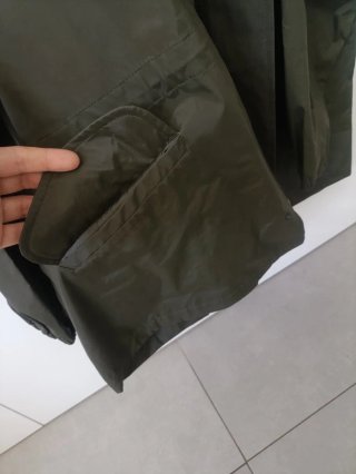 Chubasquero verde militar