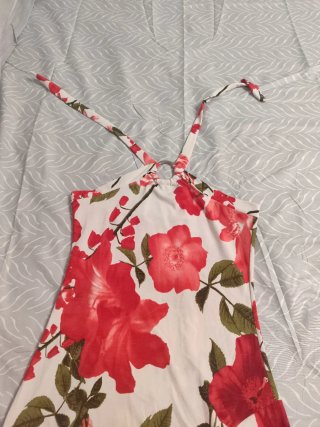 Vestido elástico de flores atado al cuello